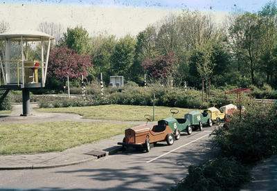 117742 Gezicht in de Verkeerstuin in het Park Transwijk (tussen de Beneluxlaan en Europalaan) te Utrecht, met links de ...